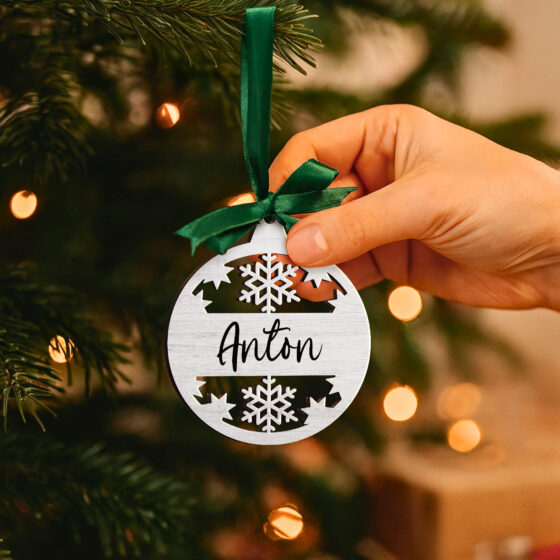 Anhänger mit Schneeflocken aus Holz