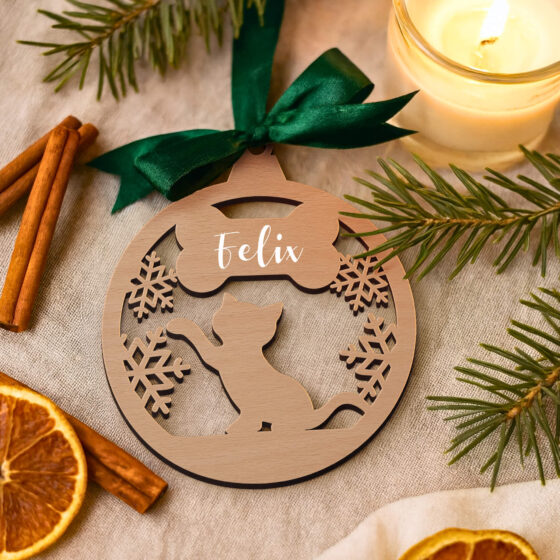 Weihnachtskugel aus Holz mit Katzen Ausschnitt